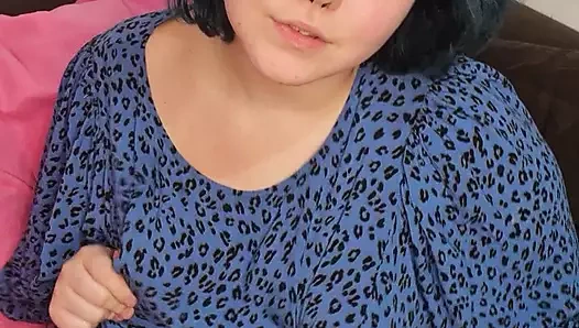 Giyimli iri güzel kadın azdırıyor ve parmak emiyor