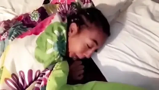 Zenci büyük götlü göt aşk gırtlağına kadar alıyor üvey babasıyla iyi bir gırtlak eğitimi almak için yalvarıyor büyük zenci yarağı ıslak sakso