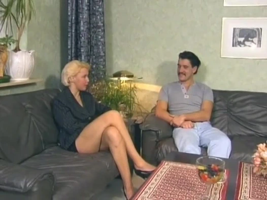 İki yaramaz Alman bayan kalın bir yarağı nasıl tatmin edeceklerini biliyor