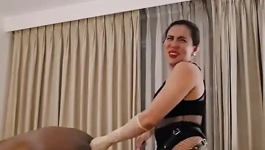 Dominafire Yumruğu Köleleri Seviyor