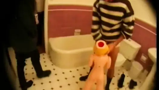 İki azgın adam muhteşem bir sürtük cömert yarak emme becerilerinden faydalanıyor