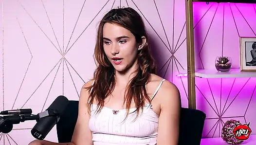 Ophelia Fae yetişkin eğlencesinde lezbiyen olarak gerçek kalmaya devam ediyor