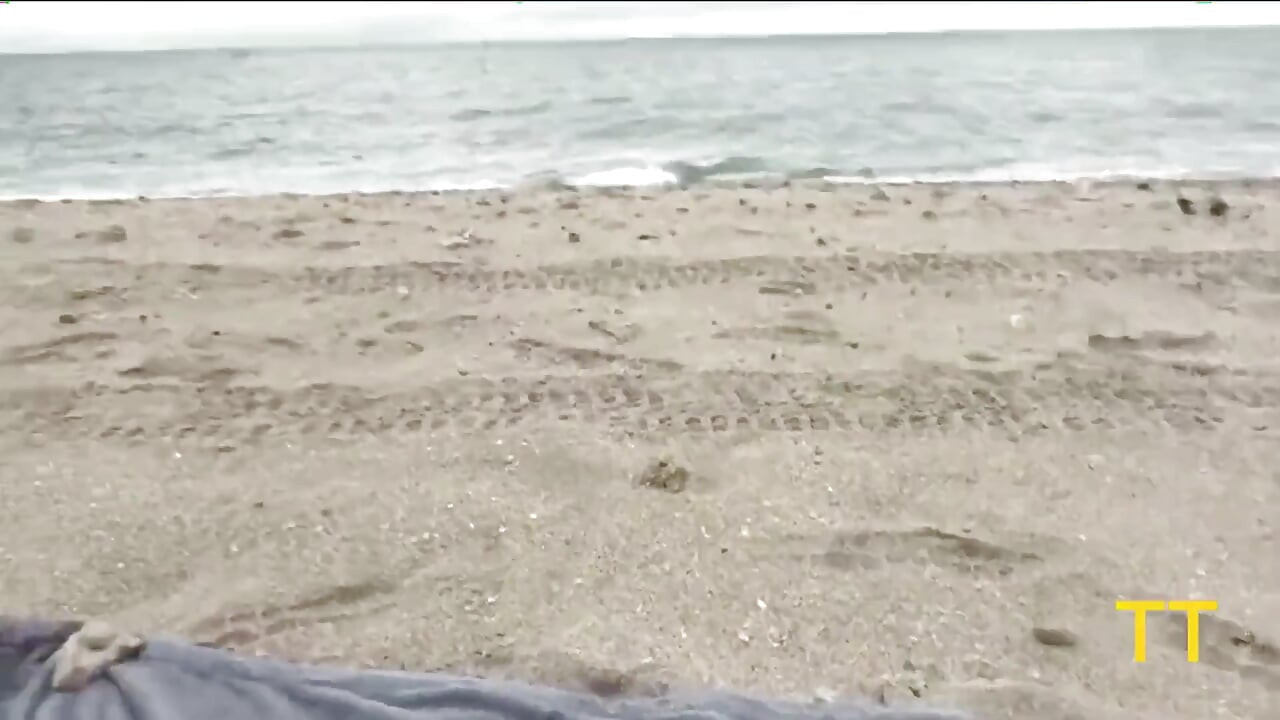 Brandi Bae halka açık plajda yabancıya rastgele mastürbasyon yapıyor
