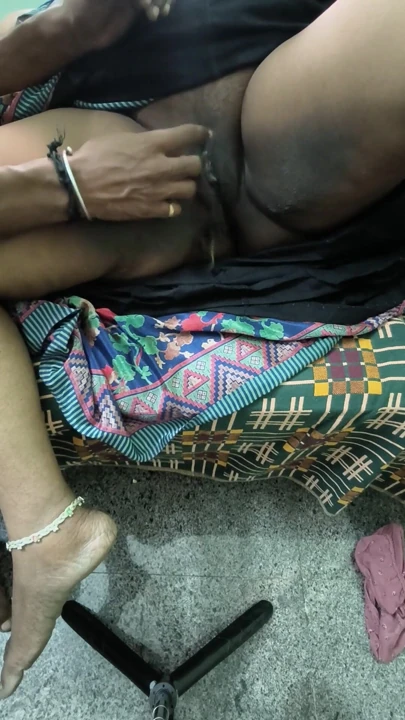 Teyze parmakla sikiş üzümü. Teyzenin tadını çıkarıyor ve tam ruh hali parmakla sikiliyor ve üzüm yiyor | Klip 1