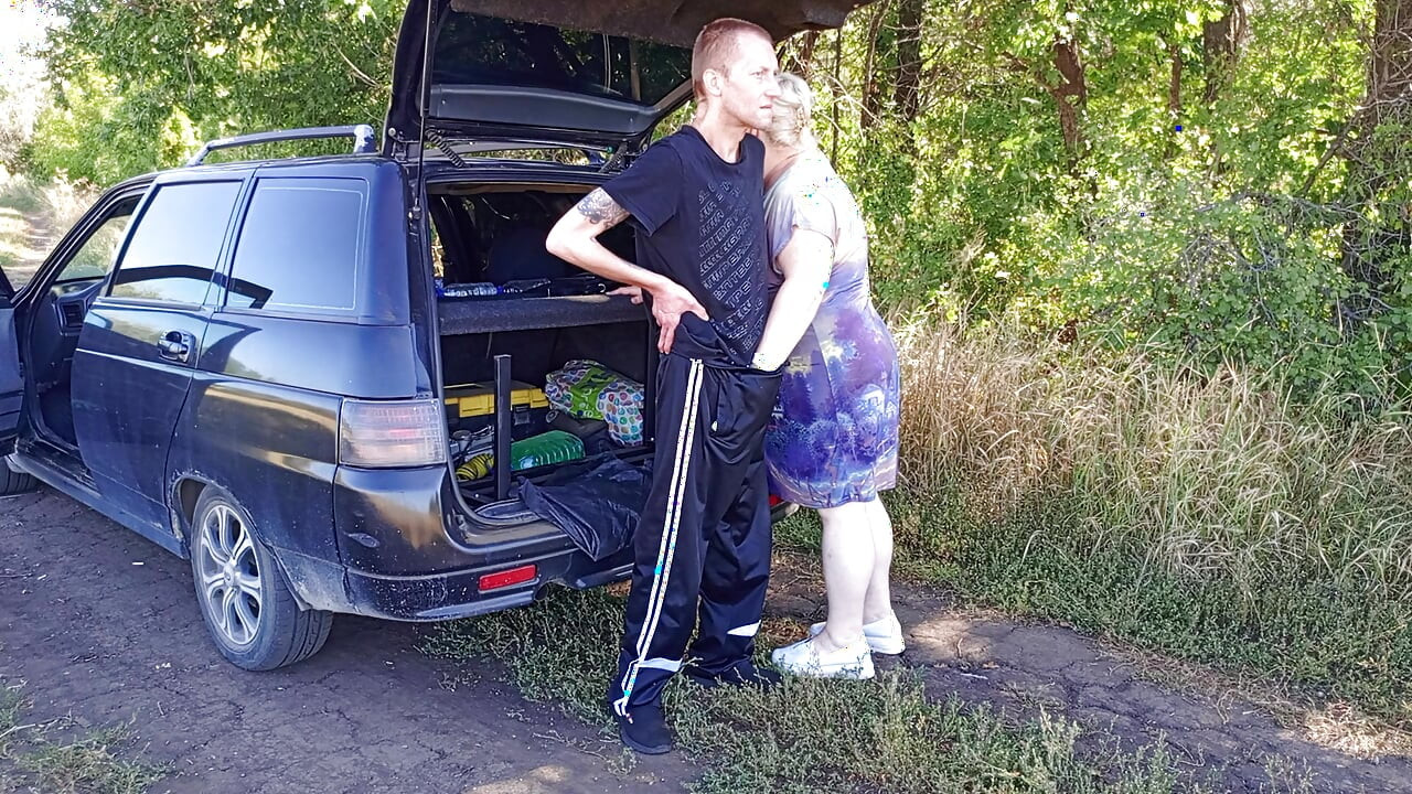 Parkta, komşumu amından domaltarak sikiyorum, sonra ağzına ve bir dakikada iki kez boşalıyorum
