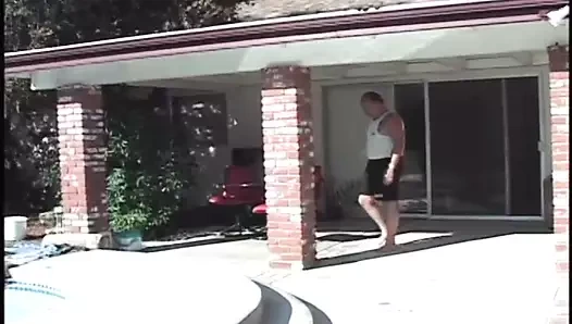 Sarışın orta yaşlı seksi kadın iki yarak tarafından sikiliyor