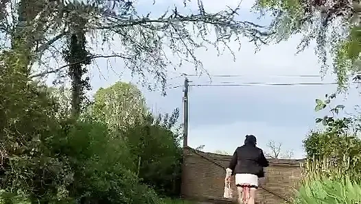 Bir akşam için kısa beyaz elbise içinde giyinmiş