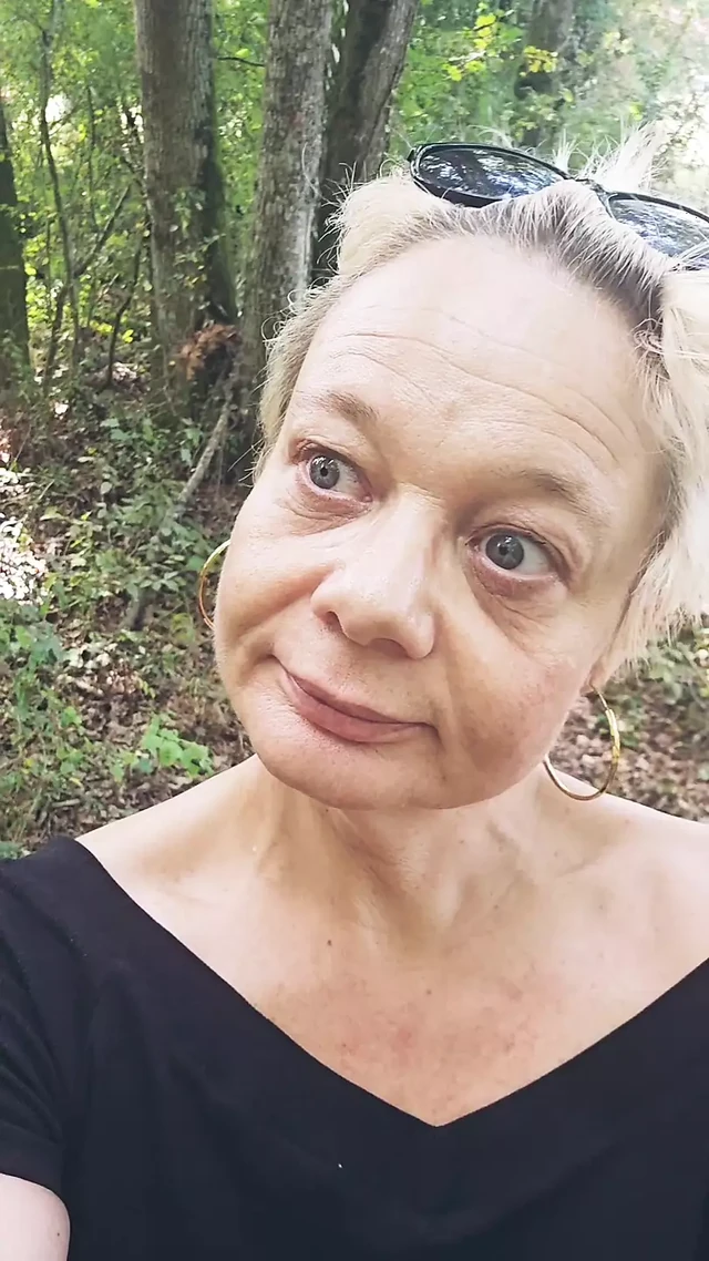 Зрелая милфа ищет незнакомца в лесу, чтобы сосать и дрочить ему тщательно, пока он не кончит мне в рот