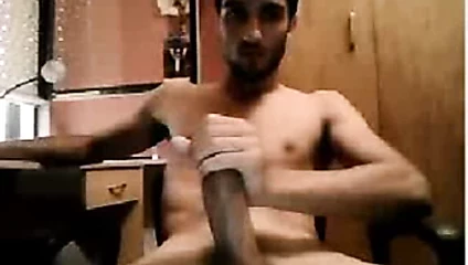 Dik asılı adam üzerinde kam