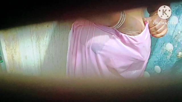 İri göğüslü kız üvey erkek kardeşini gözetlediğini görünce banyo yapıyor ve baştan çıkarıyor