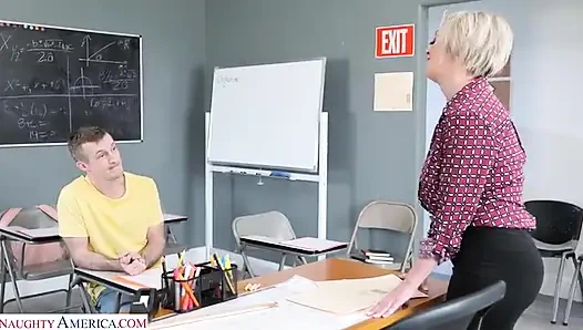 Seksi orta yaşlı seksi kadın profesör dee williams öğrencisiyle intikam seksi yapıyor