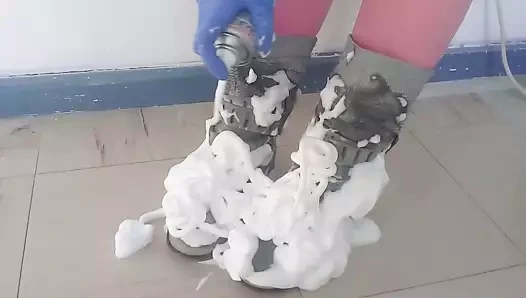 Gri botlarla eğlence