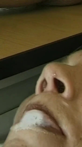 Обязательный для просмотра момент из "немецкая красотка получает спам на ее красивое лицо"