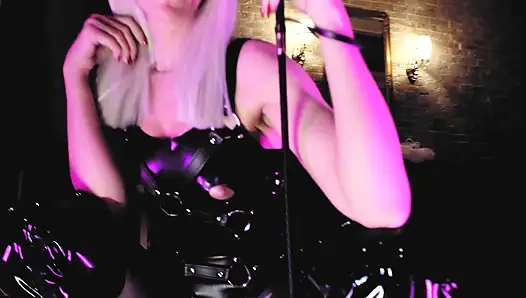 Ateşli fetiş sahibe Eva Latex büyük siyah dildo oyuncağını gösteriyor dominatrix domina solo sapıklık