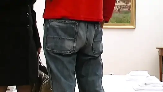 Yaşlı ve genç amcık yarakla sikişiyor