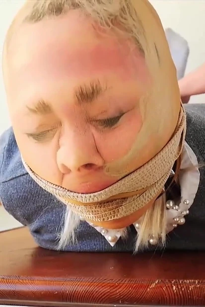 Связанная по рукам и ногам в колготках