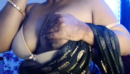 Yalnız ateşli kız seksi desi sert meme ucu gösterisi.