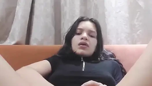 Küçük Alice oturma odası kanepesinde mastürbasyon yapıyor