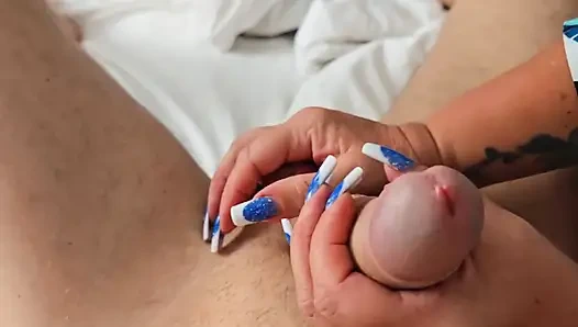 Daha sonra onu sikmek için üvey annesinin üstüne işedi