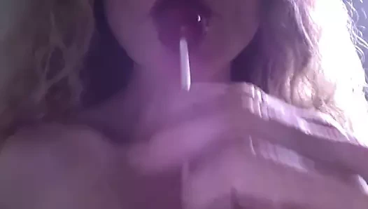 Yaramaz kız en iyi lolipop emmek, yüz sikişmek istiyor kötü!!!