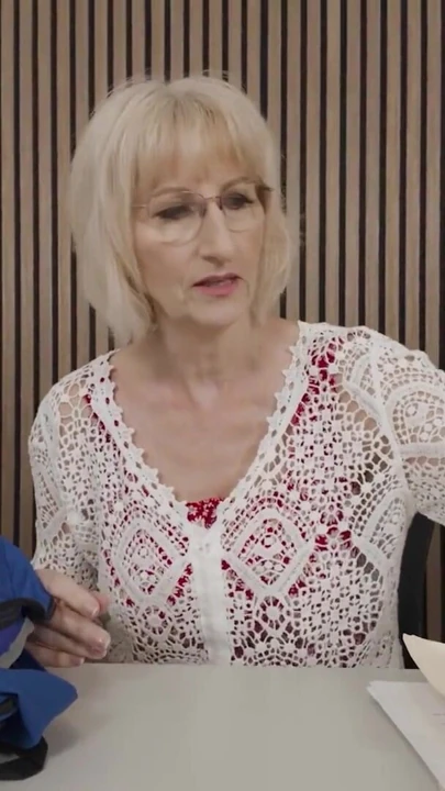 Busty Dojrzała nauczycielka GILF Morgan Shipley chce cię zobaczyć w swoim biurze | Klip 1