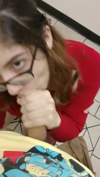 sevimli kız verir harika oral seks içinde kamu tuvalet