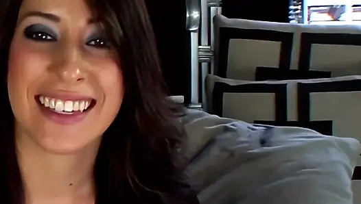 Abby Lane büyük yarağı sakso çekmeyi seviyor ve ıslak ve derinden sekiyor