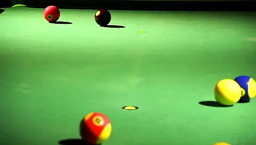 Çarpıcı Asyalı genç kız masada sikicisinden götten sikiliyor