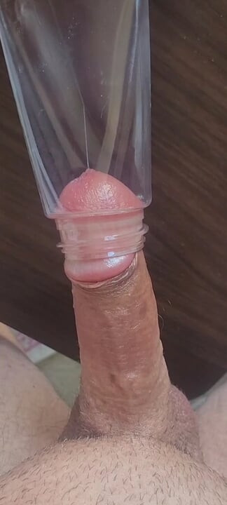 Plastik şişeyle mastürbasyon yapıyor, el vuruşlarıyla boşalıyor, dölümü yalıyor