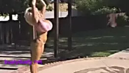 Busty tozlu sıcak küvette oynuyor