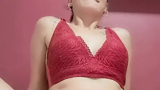 Sivri göğüslerini sıkıyor