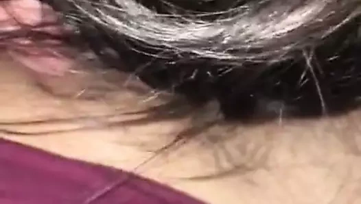 Kız küçük bir horoz üzerinde iş koyar