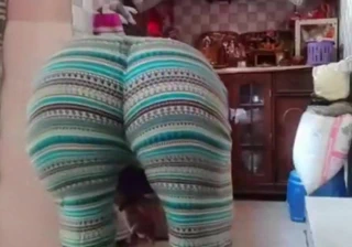 Büyük göt olgun Üvey anne yıkar the zemin amatör