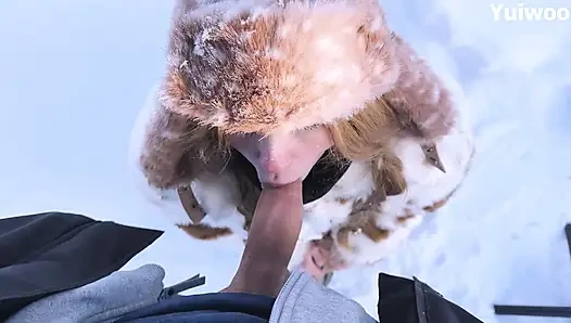 -30c Çok soğuk ama sevimli Rus kız ağzında dondurma istiyor