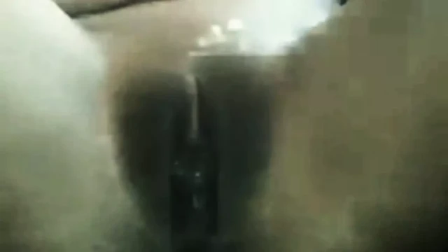 Bengali genç kız parmak ona genç kız kedi