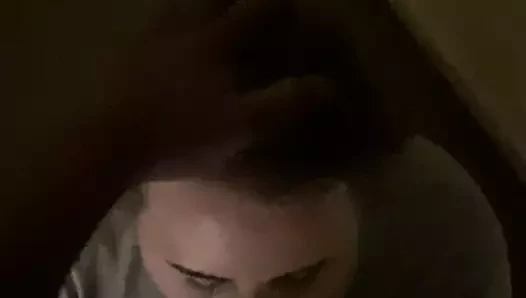 Arkadaşı uzaktayken orospu sikimi emdi