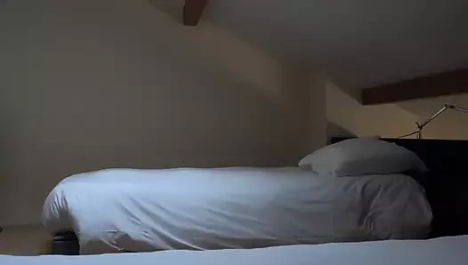 İş yerinden eve geldiğimde oda arkadaşımı odamda kendine dokunurken yakaladım