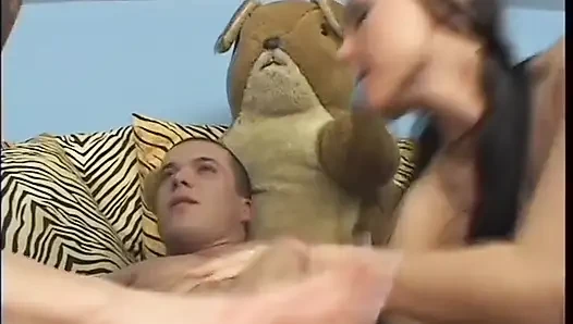 Şanslı adam kanepede iki azgın sürtüğü sikiyor