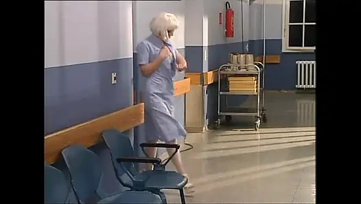 İki güzel klasik lezbiyen orta yaşlı seksi kadın hastanede takma yarakla birbirlerinin amını sikiyor