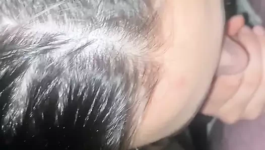 Güzel üniversiteli kız beni bodruma götürdü ve ağzına boşaldım