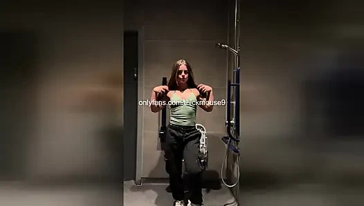 Muskel-mädchen-gangbang: 18-jährige fitnessstudio-muschi von Jocks geritten