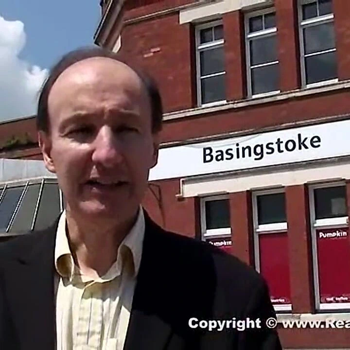 Genç çekici model yaşlı adamla sikişiyor