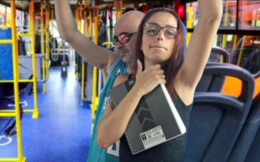 Yabancı otobüste vajinasına girdi!