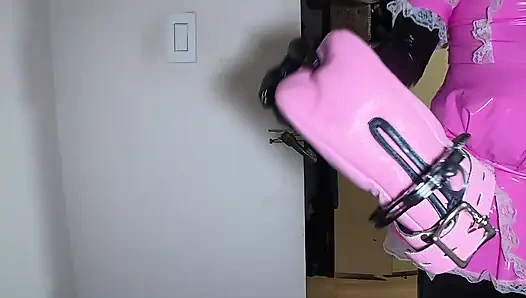 Kadın kılıklı hizmetçi kendi kendine esaret altında bilek kelepçeli deri mitts