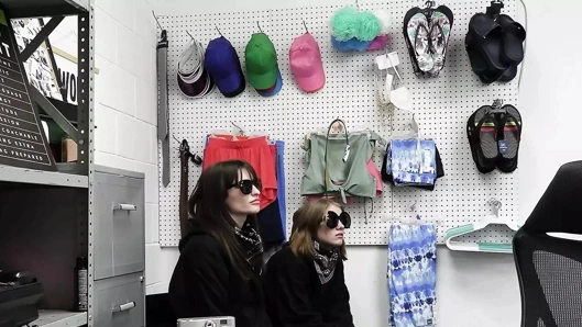 Şüpheli gençler Mia Taylor ve Dakota Burns sorguya çekiliyor