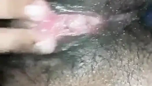 Hintli ateşli kız banyo yapıyor ve kendini parmaklıyor