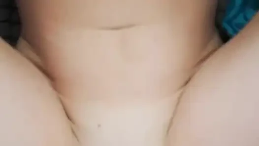 Ailem dışarıdayken beni sikiyor