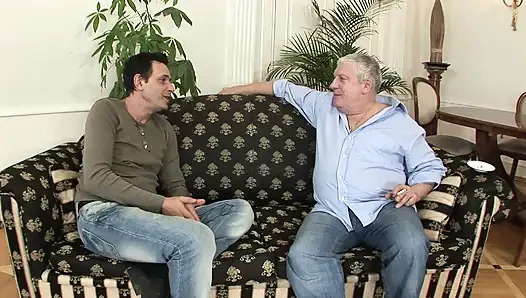 Sevgilisi canavar bir yarakla götünü sikerken hatun domalıyor