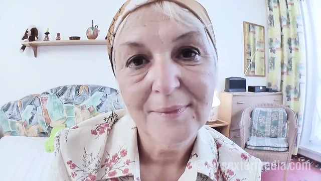 Киска волосатой бабушки Евы от природы возбуждена