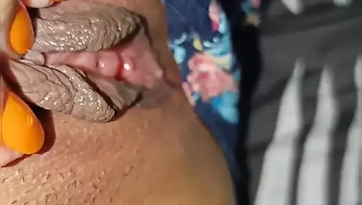 Gece yarısı sulu amcığımı sikiyorum